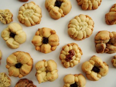 Ev yapımı çiçek Squirt çerezleri beyaz arka plan üzerinde