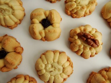 Ev yapımı çiçek Squirt çerezleri beyaz arka plan üzerinde