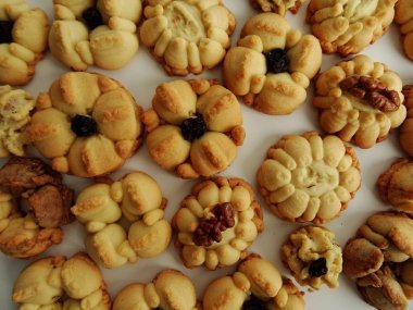 Ev yapımı çiçek Squirt çerezleri beyaz arka plan üzerinde