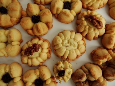 Ev yapımı çiçek Squirt çerezleri beyaz arka plan üzerinde