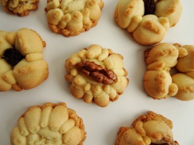 Ev yapımı çiçek Squirt çerezleri beyaz arka plan üzerinde