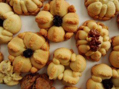 Ev yapımı çiçek Squirt çerezleri beyaz arka plan üzerinde