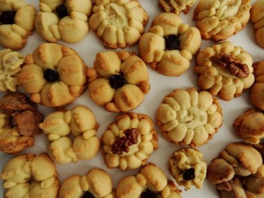 Ev yapımı çiçek Squirt çerezleri beyaz arka plan üzerinde