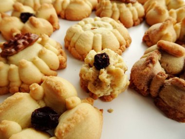 Ev yapımı çiçek Squirt çerezleri beyaz arka plan üzerinde