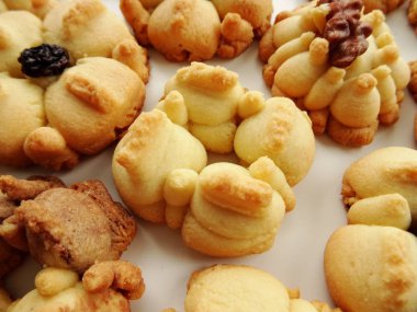 Ev yapımı çiçek Squirt çerezleri beyaz arka plan üzerinde