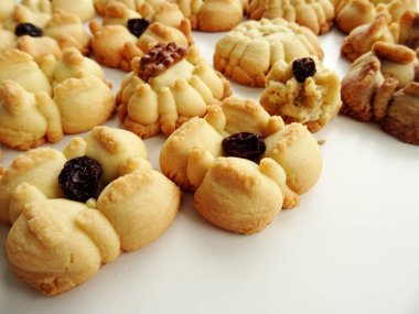 Ev yapımı çiçek Squirt çerezleri beyaz arka plan üzerinde