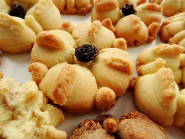 Ev yapımı çiçek Squirt çerezleri beyaz arka plan üzerinde