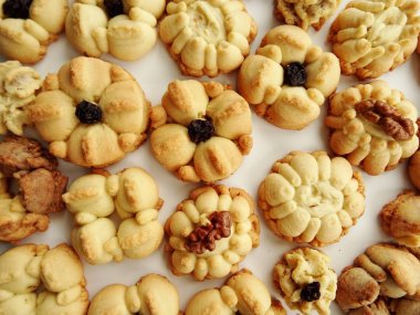 Ev yapımı çiçek Squirt çerezleri beyaz arka plan üzerinde