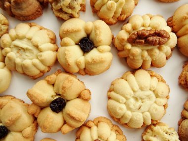 Ev yapımı çiçek Squirt çerezleri beyaz arka plan üzerinde