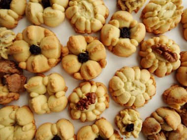 Ev yapımı çiçek Squirt çerezleri beyaz arka plan üzerinde