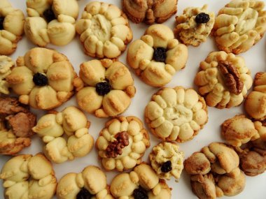 Ev yapımı çiçek Squirt çerezleri beyaz arka plan üzerinde