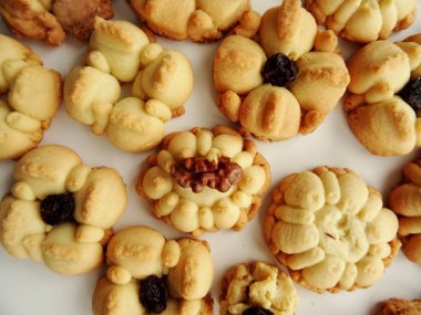 Ev yapımı çiçek Squirt çerezleri beyaz arka plan üzerinde