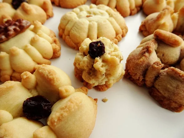 Ev yapımı çiçek Squirt çerezleri beyaz arka plan üzerinde