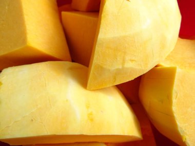 Yemek pişirmek için Soyulmuş Kabak Parçaları