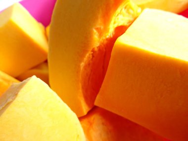 Yemek pişirmek için Soyulmuş Kabak Parçaları