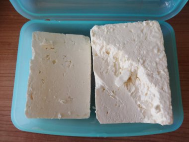 Mavi plastik bir kutu içinde beyaz Bulgar peynir