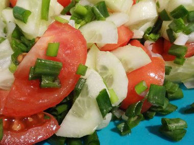 Taze bahar yeşil sarımsak, salatalık ve domates salatası