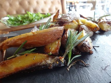 Rosemarry siyah seramik kurulu ile kızarmış patates