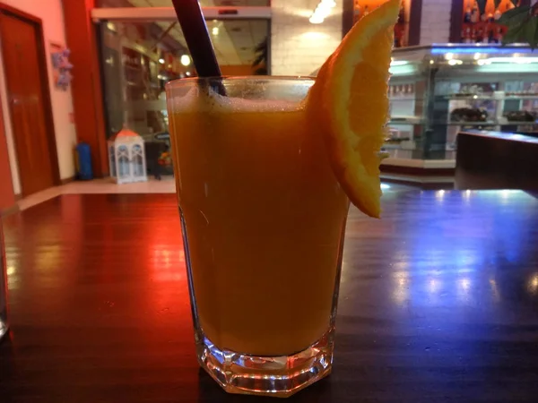 Jugo Naranja Fresco Con Rodaja Naranja — Foto de Stock