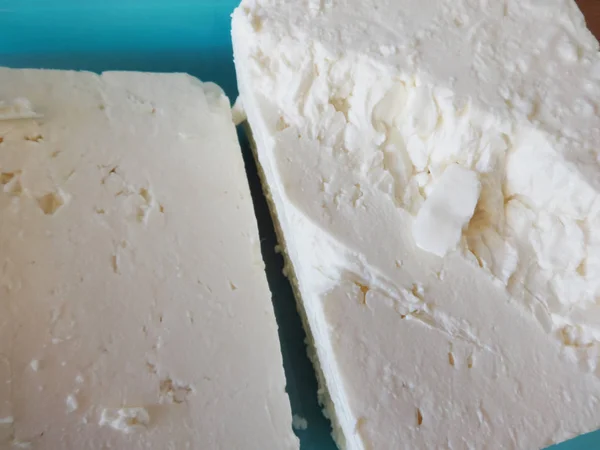 Mavi Plastik Bir Kutu Içinde Beyaz Bulgar Peynir — Stok fotoğraf