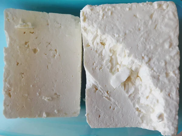 Fromage Bulgare Blanc Dans Une Boîte Plastique Bleue — Photo