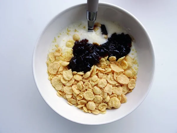 Cornflakes Lait Confiture Fruits Dans Une Tasse Blanche — Photo