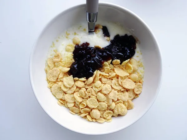 Cornflakes Lait Confiture Fruits Dans Une Tasse Blanche — Photo