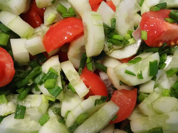 Φρέσκια Ανοιξιάτικη Σαλάτα Πράσινα Σκόρδα Αγγούρια Και Ντομάτες — Φωτογραφία Αρχείου