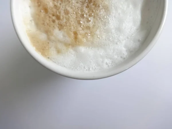 Cappuccino Con Schiuma Una Tazza Bianca Sfondo Bianco — Foto Stock