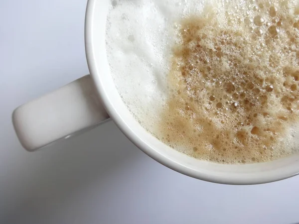 Cappuccino Med Skum Vit Mugg Vit Bakgrund — Stockfoto