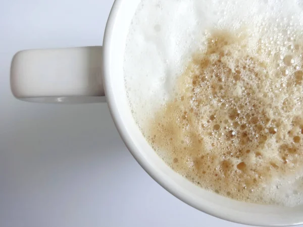 Cappuccino Con Schiuma Una Tazza Bianca Sfondo Bianco — Foto Stock