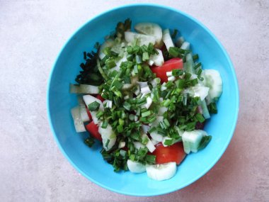 Mavi bir kase taze salata