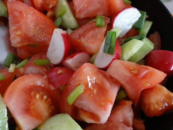 トマト きゅうり グリーン ガーリック Redishes での新鮮野菜サラダ — ストック写真
