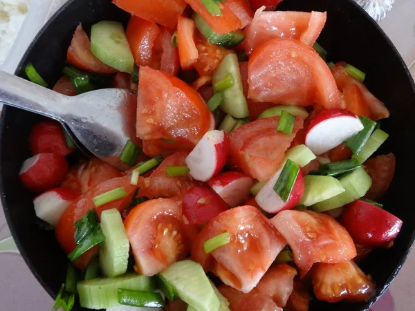 Salade Fraîche Tomates Concombres Ail Vert Des Plats Dans — Photo