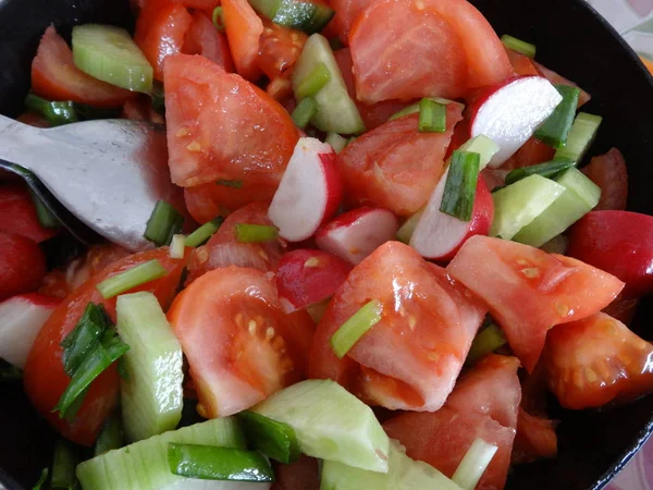 绿大蒜和番茄酱的新鲜沙拉 — 图库照片