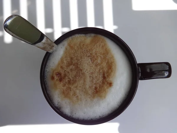 Cappuccino Con Schiuma Una Tazza Nera Sfondo Bianco — Foto Stock