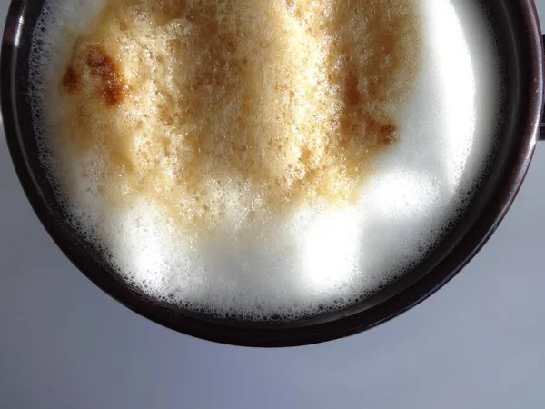 Cappuccino Con Schiuma Una Tazza Nera Sfondo Bianco — Foto Stock