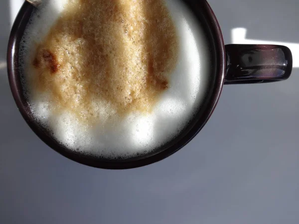Cappuccino Con Schiuma Una Tazza Nera Sfondo Bianco — Foto Stock