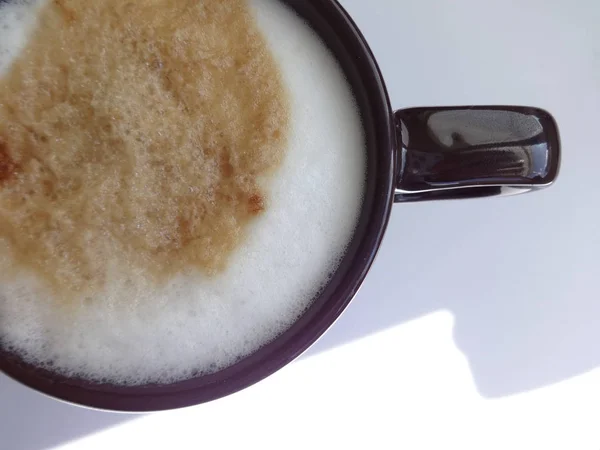 Cappuccino Mit Schaum Einem Schwarzen Becher Auf Weißem Hintergrund — Stockfoto