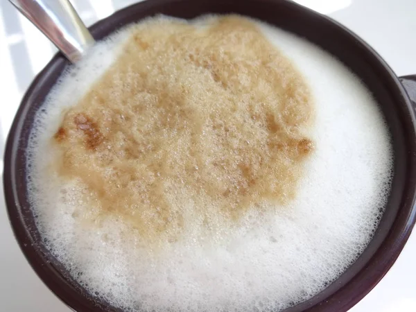 Cappuccino Dengan Foam Dalam Mug Hitam Latar Belakang Putih — Stok Foto