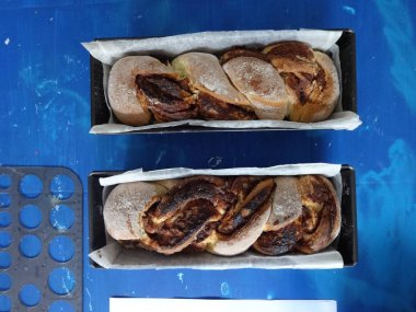 Mavi arka plan üzerinde iki Paskalya ekmek