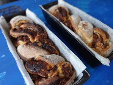 Mavi arka plan üzerinde iki Paskalya ekmek