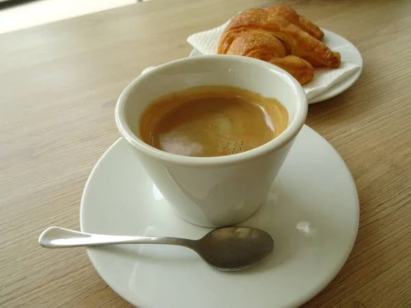 Kaffee Mit Croissant Auf Dem Tisch — Stockfoto