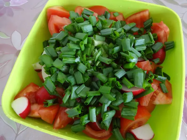 Nie Mieszany Sałatka Zielona Cebula Pomidory Misce Zielony — Zdjęcie stockowe