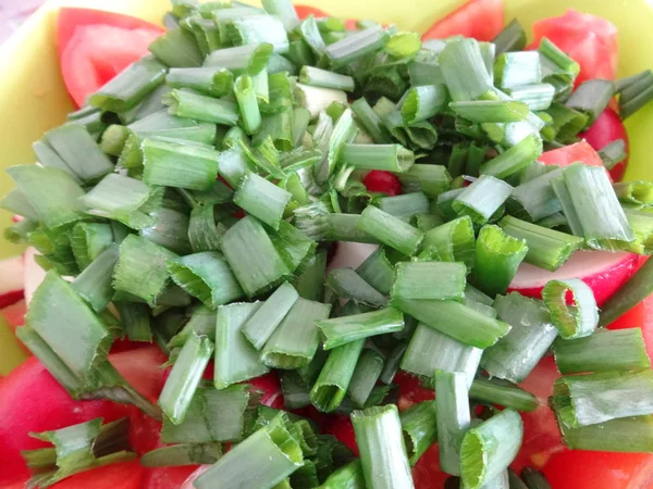 Nem Vegyes Saláta Zöld Hagymával Paradicsommal Egy Zöld Tál — Stock Fotó