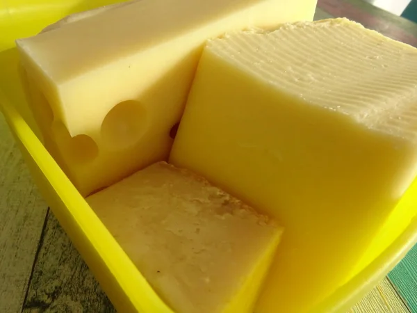 Fromage Jaune Dans Une Boîte Plastique Jaune Sur Une Table — Photo