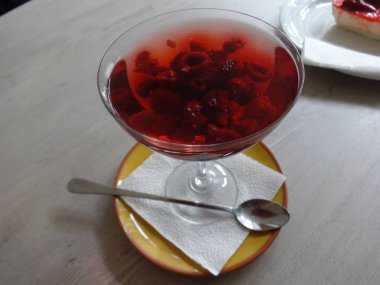 Bir Bardak jöle ahududu tatlısı