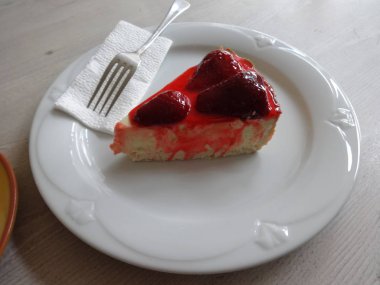 Tabakta Çilekli Kek Dilimi