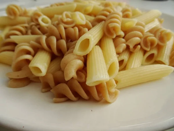 Mélange Pâtes Bouillies Dans Une Assiette Blanche — Photo