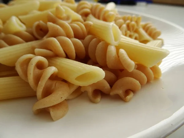 Mix Van Gekookte Pasta Een Witte Plaat — Stockfoto